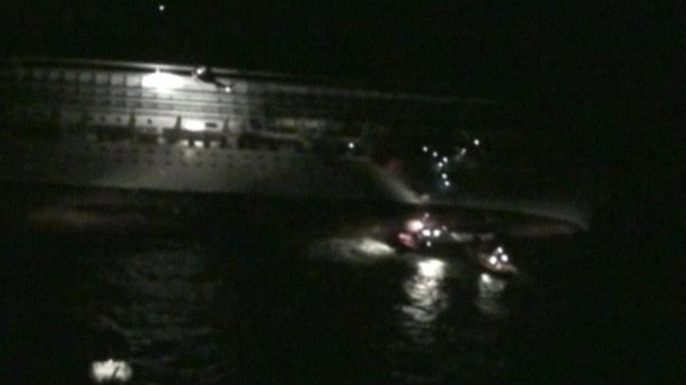 Noní záchranné práce u ztroskotané lodi Costa Concordia