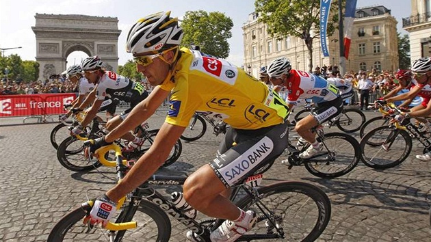 Carlos Sastre pi závrené etap Tour de France u Vítzného oblouku