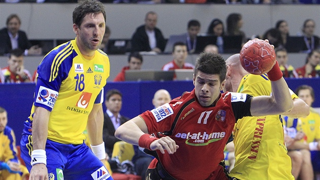 PROSKOK. Jan Sobol se prodírá védskou obranou a pokouí se zakonit. 