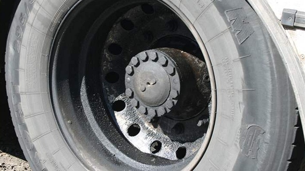 Nehoda ve Velemy�levsi na Lounsku - Zadní kolo autobusu m�lo mastný buben brzd.