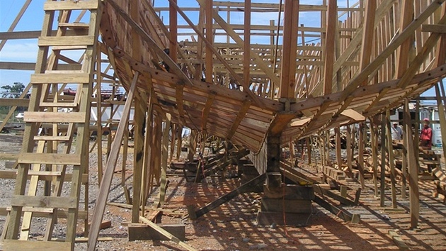 Stavba repliky pirátské lodi, kterou Jií Máka postavil v Hondurasu.
