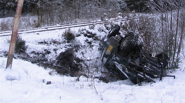 Řidič mitsubishi vjel s autem před vlak na trati mezi obcemi Dolní Radouň a Horní Skrýchov. Souprava ho odhodila do příkopu a auto se převrátilo na střechu.   
