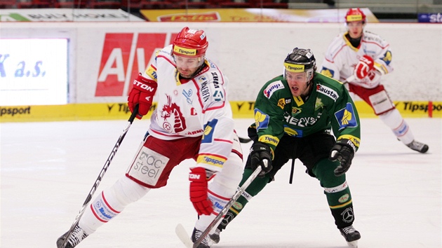 Tinecký útoník Radek Bonk (vlevo) v souboji s Lukáem Pechem z Karlových