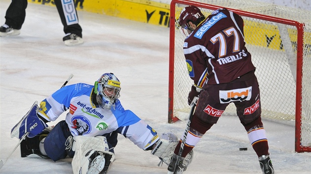 Sacha Treille (vpravo) ze Sparty stílí tetí gól brankái Adamu Svobodovi z