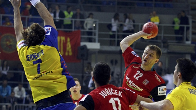 eský házenká Tomá Sklenák stílí pes blok véda  Magnuse Jernemyra. 