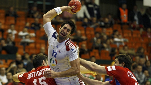 Francouzsk hzenk Nikola Karabatic pronik ruskou obranou.