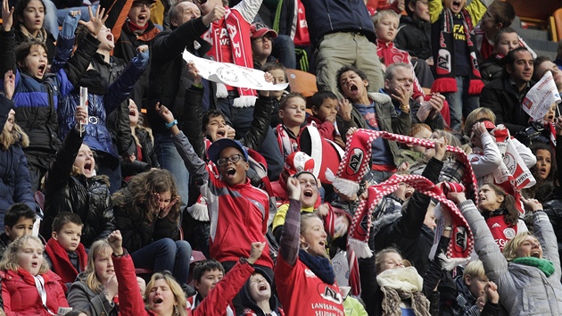 Fotbalisty Ajaxu Amstedam povzbuzovaly v opakovaném pohárovém finále pouze dti.