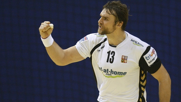 �eský házenká� Pavel Horák se raduje z gólu v zápase s Makedonií.