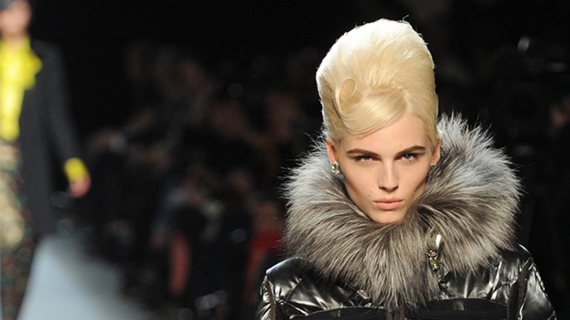 Model Andrej Pejic pedvedl na pehlídce dámské konfekce návrháe Jean Paula...