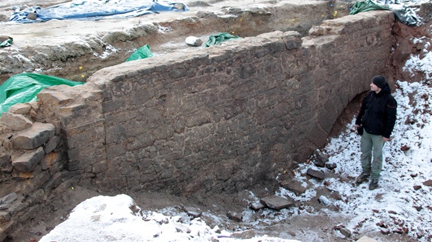 Archeologové odkryli historický most v centru �elákovic. Kamenný oblouk ze 17.