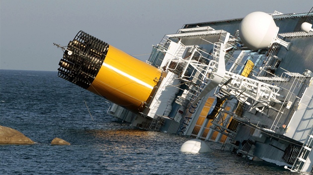 Costa Concordia se naklání na pravobok