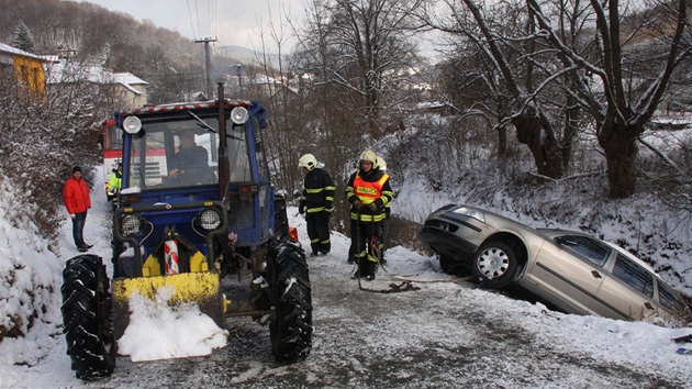 Vypro��ování octavie, kterou p�ed tím traktor nedopat�ením postr�il z okraje