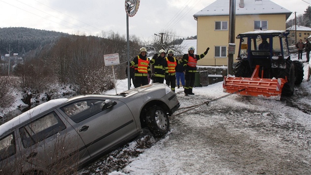 Vyproování octavie, kterou ped tím traktor nedopatením postril z okraje