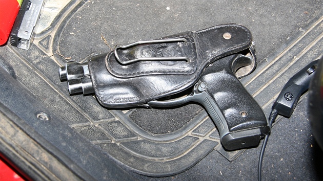 Recidivista hrozil svému kumpánovi pistolí, pokud ho p�i vy�et�ování prozradí policii (Ilustra�ní snímek).