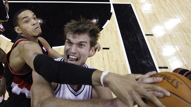 Tiago Splitter (vpravo) ze San Antonia je faulován Chrisem Johnsonem z