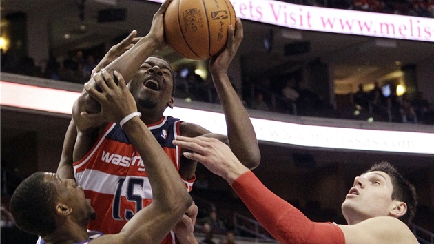 Jordan Crawford (uprosted) z Washingtonu pi nájezdu do Thaddeuse Younga