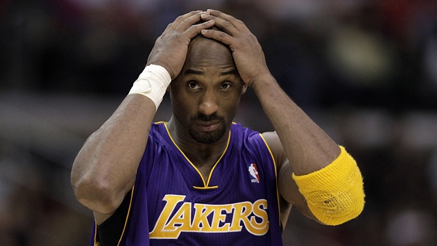 Kobe Bryant z Los Angeles Lakers v mstském derby s Clippers.