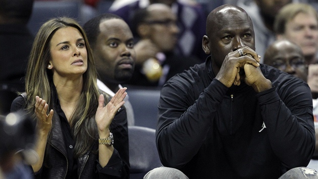 Michael Jordan v roli majitele Charlotte Bobcats a jeho snoubenka Yvette