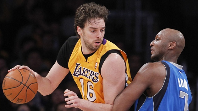 Pau Gasol (vlevo) z LA Lakers obchází Lamara Odoma z Dallasu.