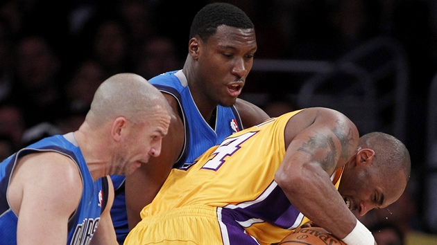 Kobe Bryant (vpravo) z LA Lakers pod tlakem Jasona Kidda (vlevo) a Iana