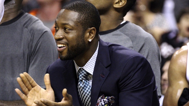 Dwyane Wade tleská svým spoluhrám z Miami.