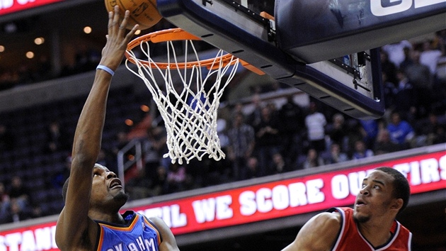 Kevin Durant z Oklahoma City zakonuje, JaVale McGee z Washingotnu u jen