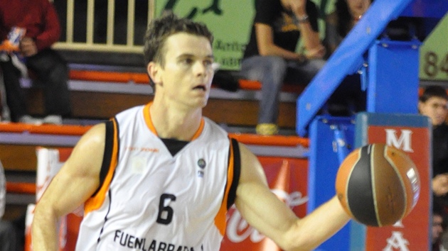 Novozélandský rozehráva Kirk Penney v dresu Fuenlabrady.