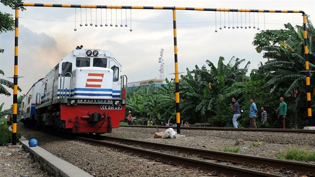 Indonéská vláda se snaží zabránit za každou cenu cestování na střechách vlaků a neváhá použít i extrémní metodu. Úřady začaly rozmisťovat podél tratí zavěšené betonové koule.