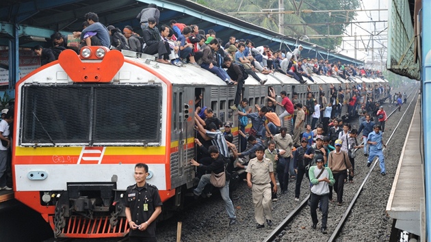 Takhle vypadá klasický indonéský vlak, desítky lidí sedí na stee, dalí visí