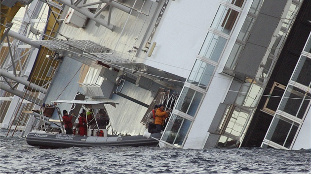 Záchranáři k nedělnímu ránu zachránili z potopené lodi tři lidi (15. ledna 2012)