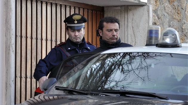 Kapitn Francesco Schettino je zadren po ztroskotn Costa Concordia u italskch beh (14. ledna 2012)