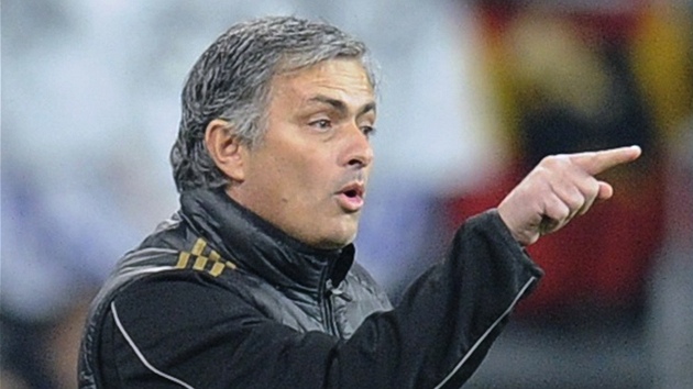 TAK NE, TAKHLE. Jos Mourinho udl pokyny fotbalistm Realu Madrid bhem utkn s Barcelonou.