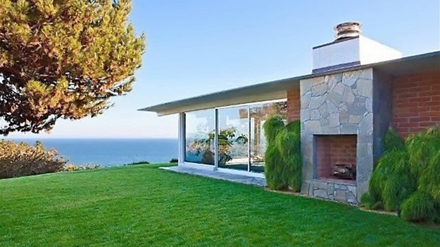 Ellen DeGeneresová koupila od Brada Pitta d�m v Malibu za 12 milion� dolar�.
