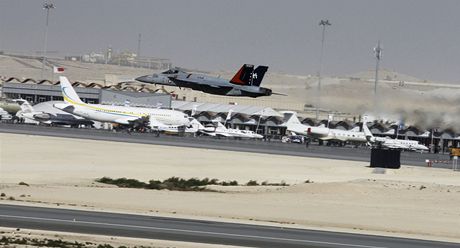 Americká stíhaka F-18 startuje ze základny v Bahrajnu