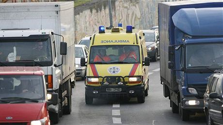 Opilého zlodje museli záchranái odvézt do nemocnice. Ilustraní foto.