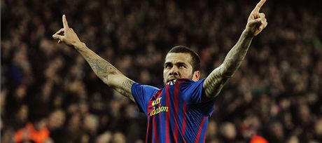 Obránce Daniel Alves se svérázným zpsobem vypoádal s rasistickou narákou.