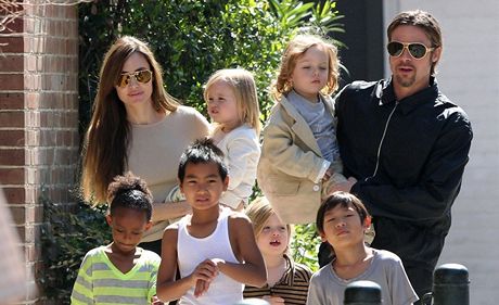 Angelina Jolie a Brad Pitt s dtmi (jejich vlastní potomci Vivienne, Shiloh a...