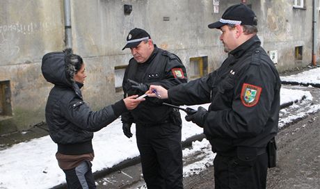 Stráníci i policisté zaali více dohlíet na poádek v ulicích Karviné.