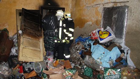 Hasii likvidovali poár nahromadného odpadu v domku v Jarohnvicích na...