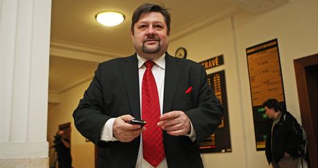 Petr Wolf ped zahájením soudu. (27. ledna 2012)