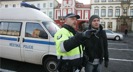 Stráník Petr Kábrt u mobilní sluebny mstské policie na Velkém námstí v