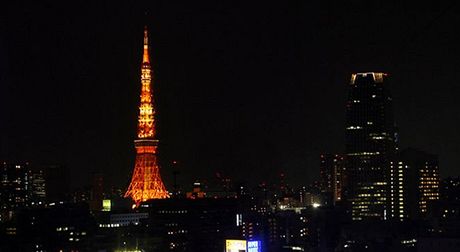 Osvtlená rozhledna a vysíla Tokyo Tower v japonské metropoli