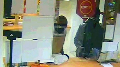 Zatímco lupi, který pepadl banku v Brn, se udal, po pachateli ozbrojeného pepadení poty ve Zbýov policisté pátrají. Ilustraní snímek