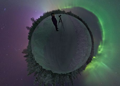 Snímek polární záe z ledna 2012 véd Göran Strand nazval "Planeta Aurora"