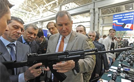 Ruský vicepremiér Dmitrij Rogozin si prohlíí novou verzi Kalanikova, pracovn oznaovanou jako AK-12.