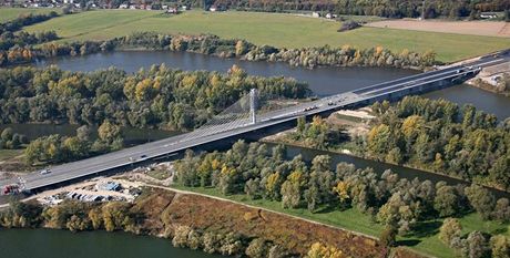 Kolem kvality ostravských dálniních most se vedou velké spory, jedna z kritiek u pila o práci. Ilustraní snímek