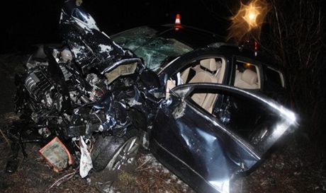 Zniený Volkswagen Passat, který sráka s citröenem odmrtila do píkopu.
