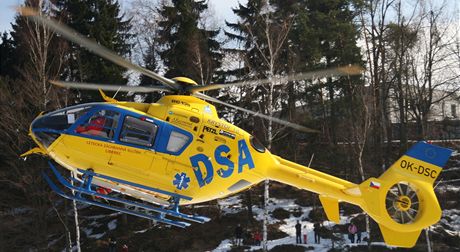 Pro tce zranného chlapce musela zalett záchranná sluba vrtulníkem, mladíka transportovala do traumacentra ústecké Masarykovy nemocnice. Ilustraní snímek