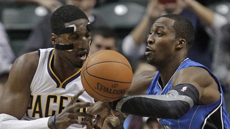 Roy Hibbert (vlevo) a Dwight Howard