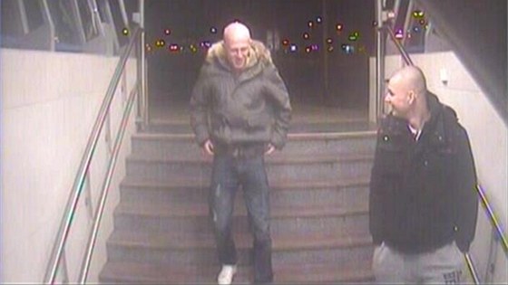 Oba podezelí se vydali po útoku z tramvaje do stanice metra Kobylisy.